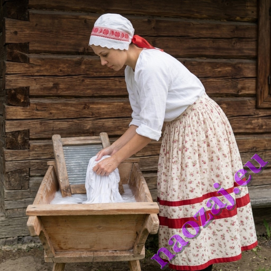 Slovenská žena perie prádlo v drevenom koryte